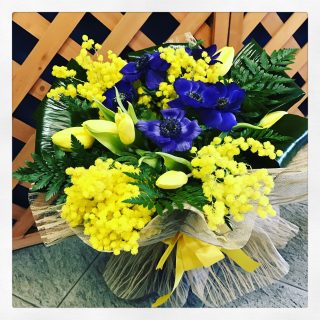 Bouquet con anemoni blu, tulipani gialli e mimosa